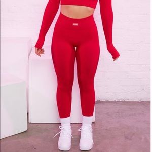 Bo+Tee RIBBED BUTT LIFTING LEGGINGS IN RED